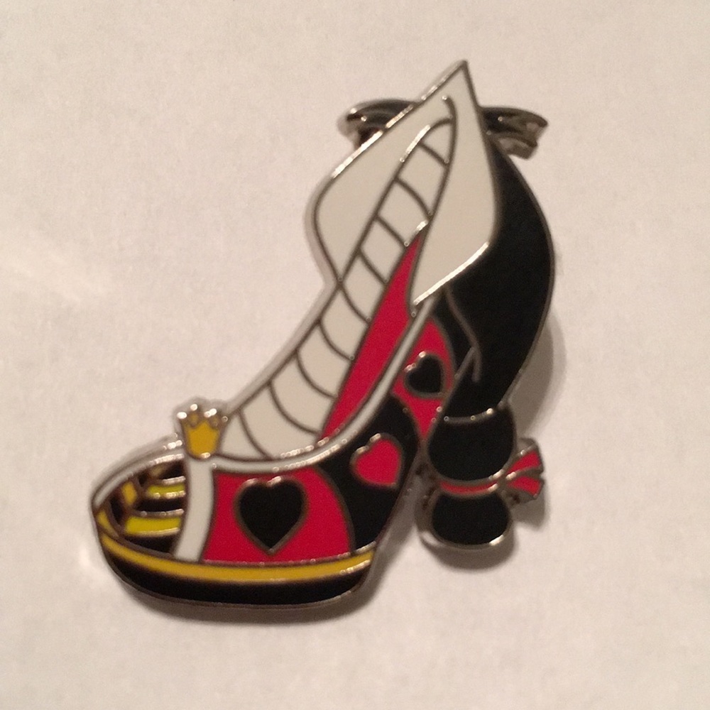 4/$20 Disney Queen of Hearts shoe trading pin